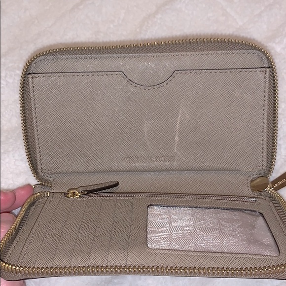 *SOLD*Michael Kors Wallet EUC - Picture 2 of 5